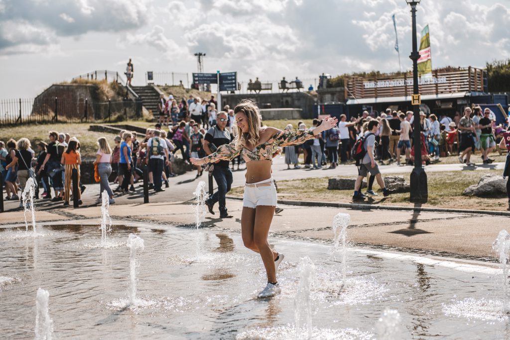 Fun in the sun tom Victorious Festival fountain