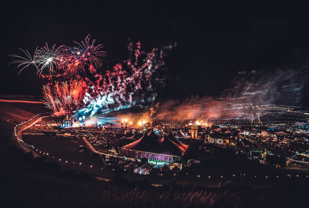14 Boomtown Festival 2019 DownTown Finale GiuliaSpadafora SoulMedia 00001 Boomtown Fair 2019 Panorama at night