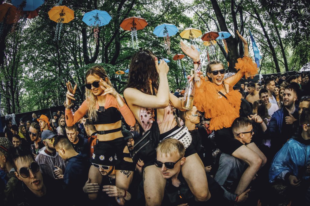 Wonderwood Festival crowd girls on shoulders