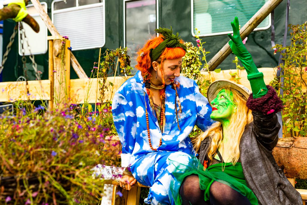 BT2019 SUN WHISTLERS GREEN ATMOSPHERE BENJAMIN PAUL 3 Boomtown actors