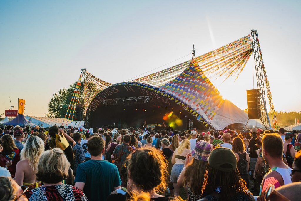 Ania Shrimpton Shambala Festival 2019 DSC9154 Web Shambala main stage sun crowd