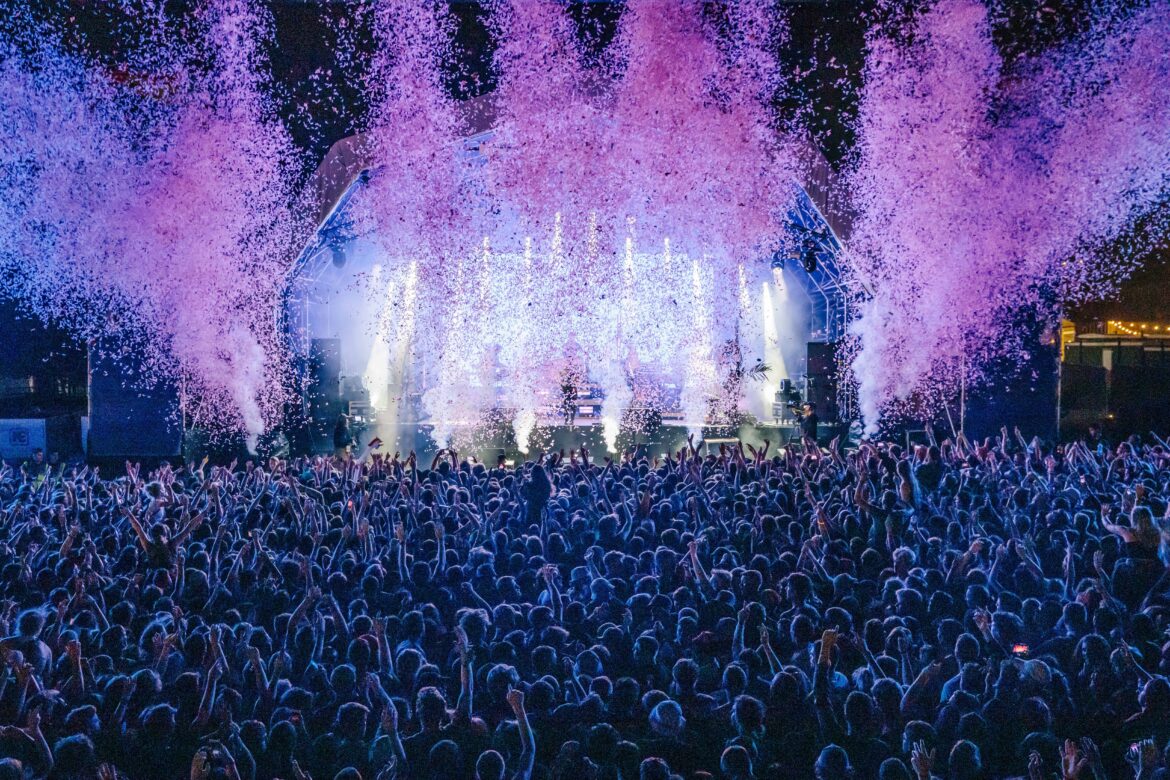 Truck Festival main stage crowd
