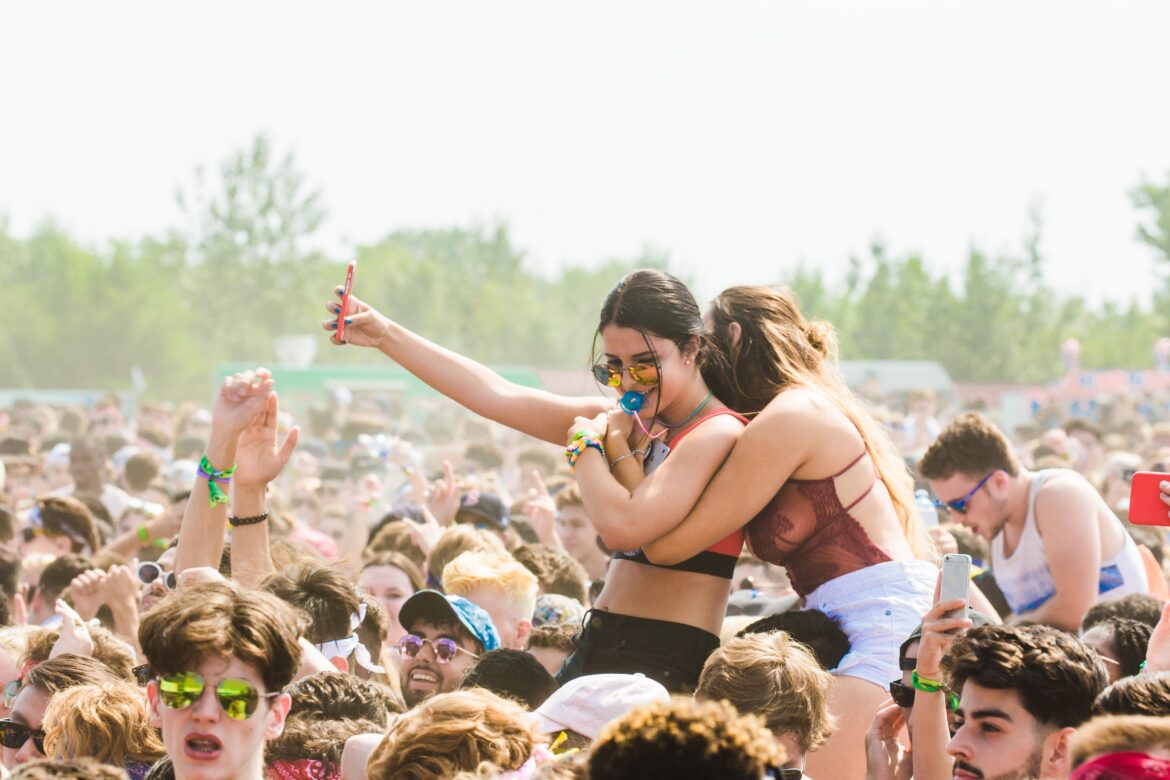 Generic crowd on shoulders