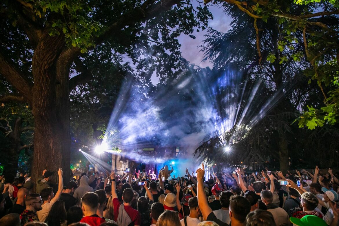 Hospitality in the Woods crowd
