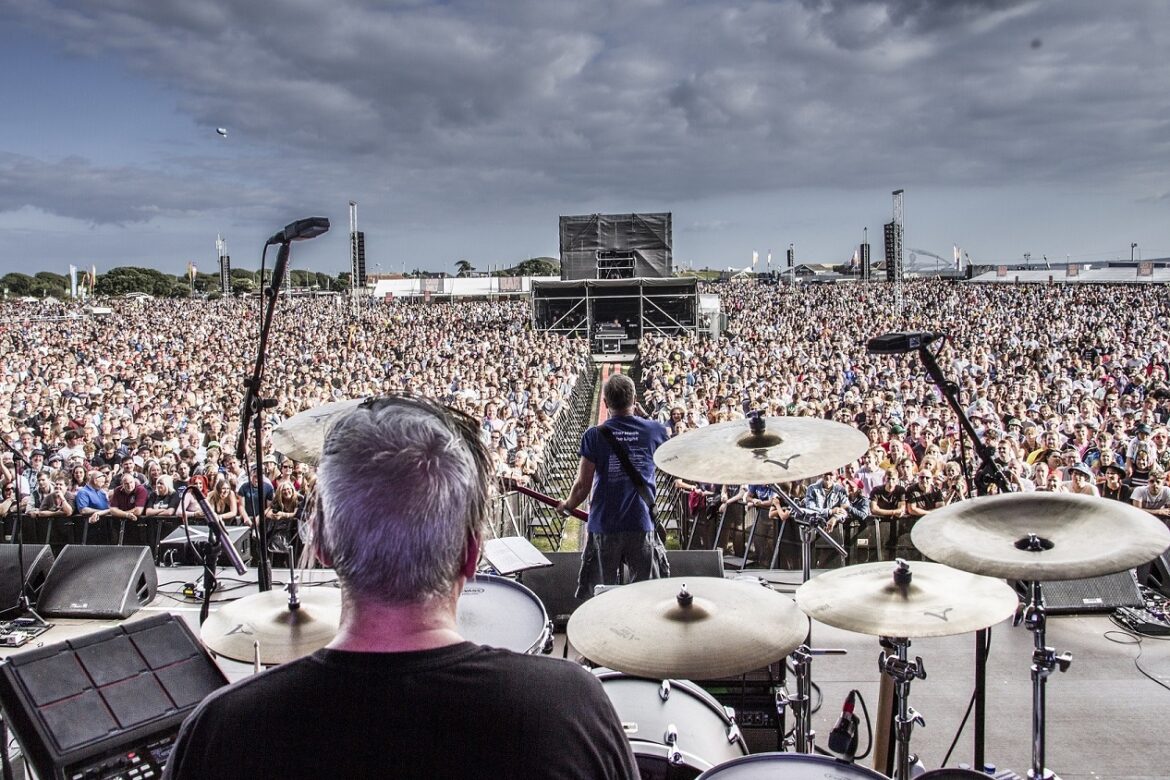 Peter Hook Shiiine on Budapest