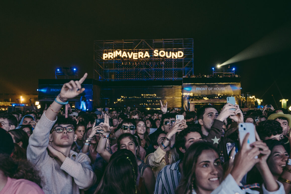 Primavera Sound sign crown night