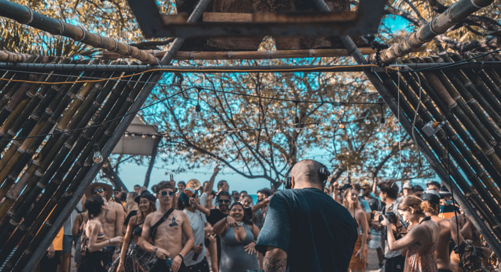 Ocaso Festival crowd dancing