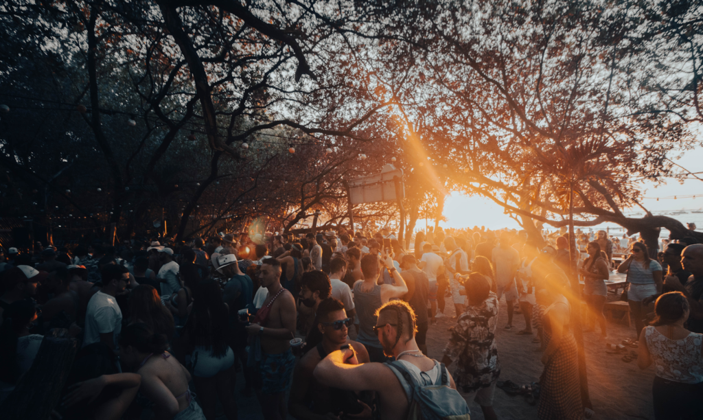 Ocaso Festival sun crowd
