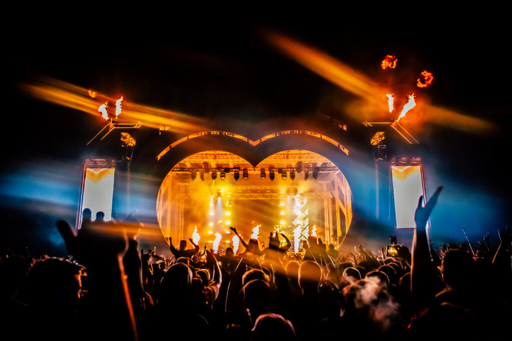 0B2A3784 Love Saves The Day heart shaped stage