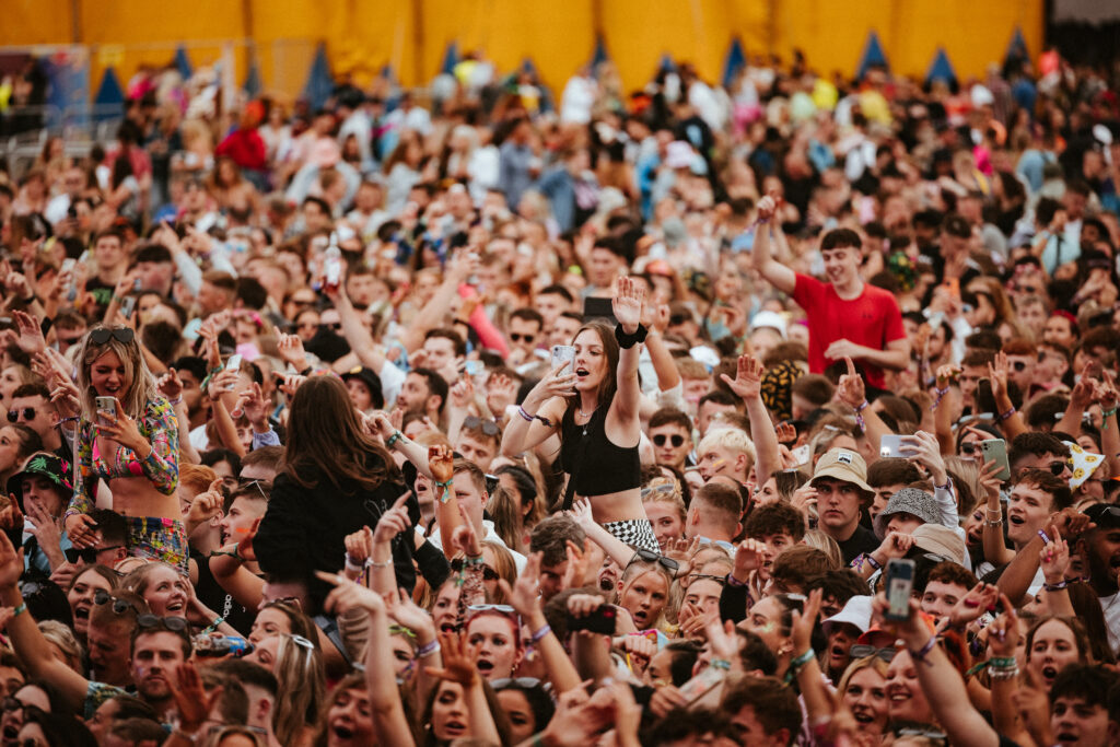 LF22 LaurenceHowePhoto fullsize 110 LooseFest crowd