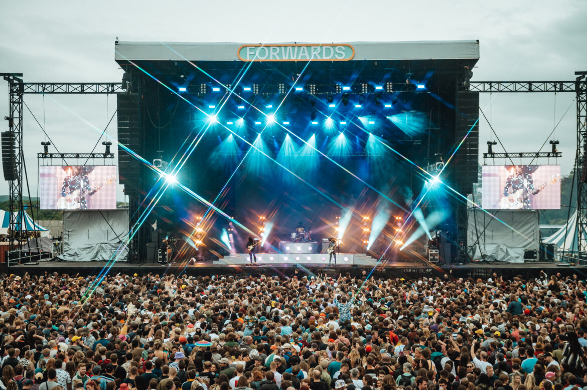 Forwards main stage