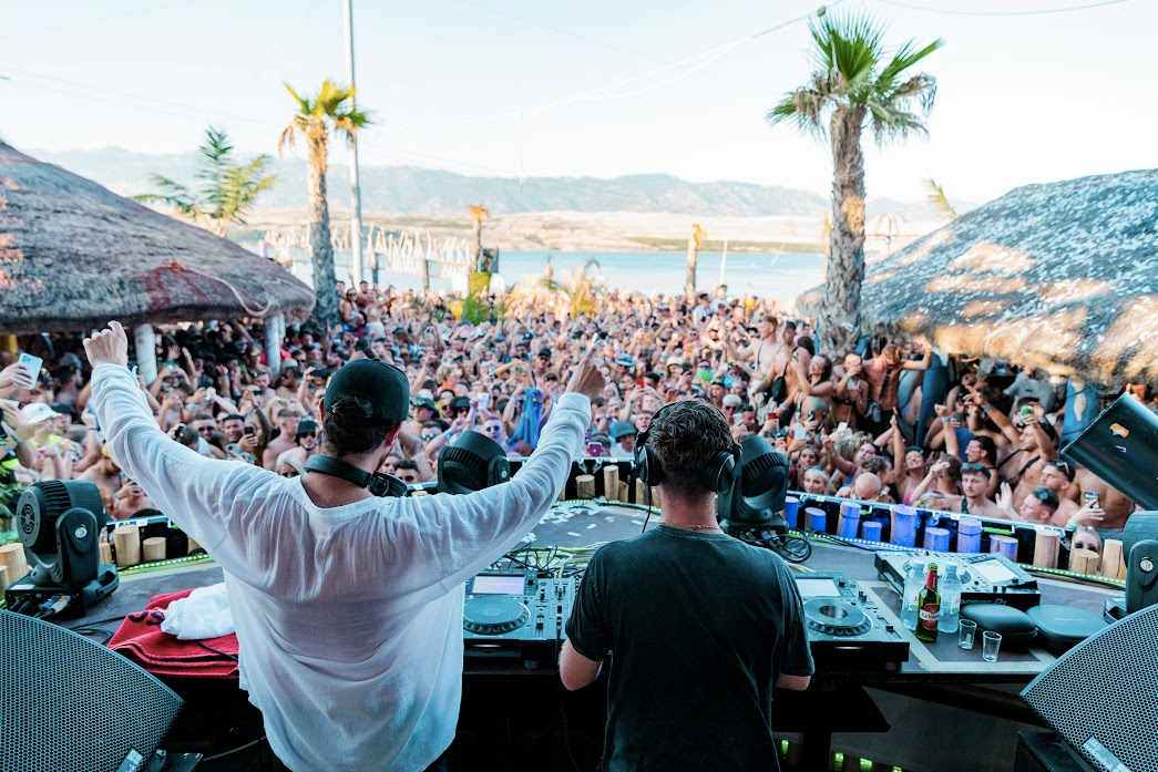 Hideout Beach Party decks crowd