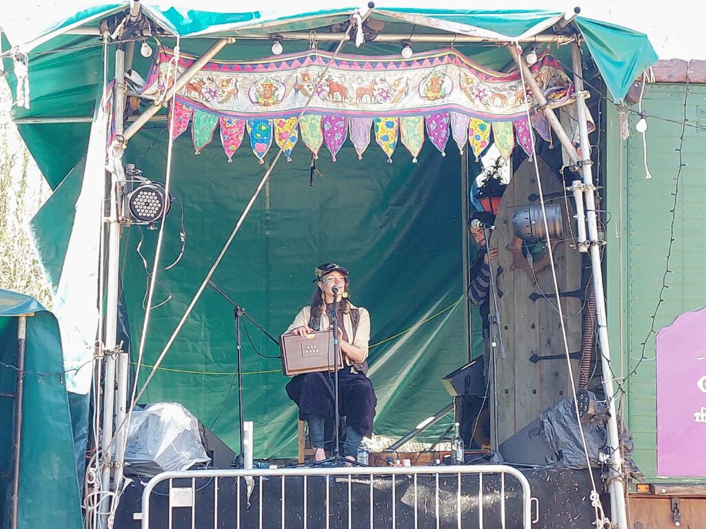 2 jade dejavu The incredible De Ja Vu performed a rendition of Misty Mountains cold which would have made Tolkien proud