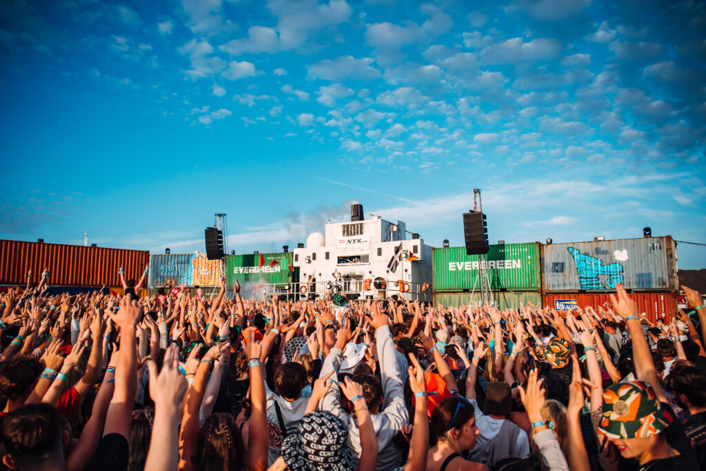20230811 WILL BAILEY FRIDAY DROP5 010 Boardmasters containers crowd