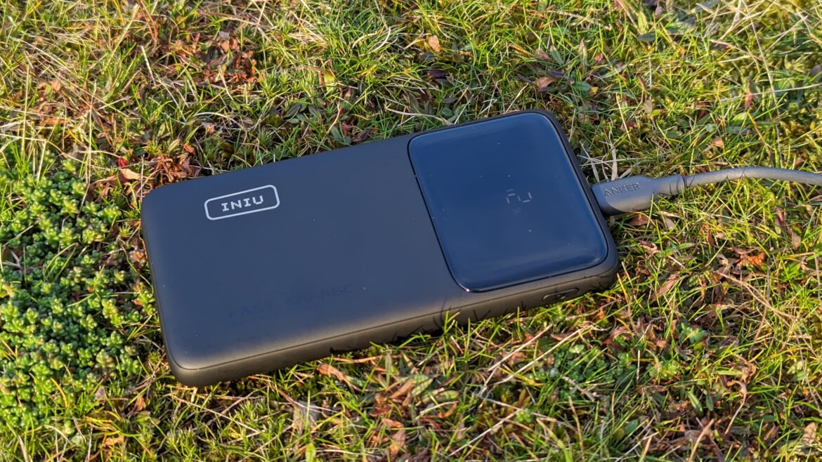 INUI 10000 power bank on grass