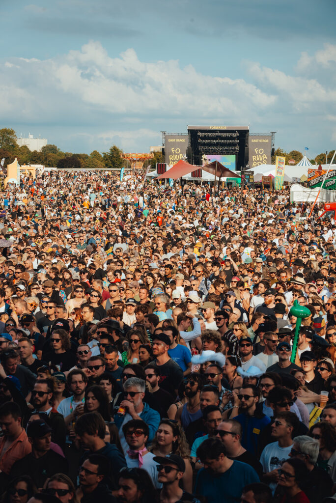 Forwards Festival crowd in arena