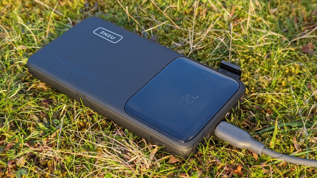 INUI 10000 power bank phone stand INUI 10000 power bank integrated stand