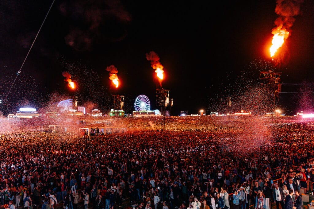 LUCACOELHO RIRLISBOA24 16JUN 9351 Crowd fire effects Rock in Rio