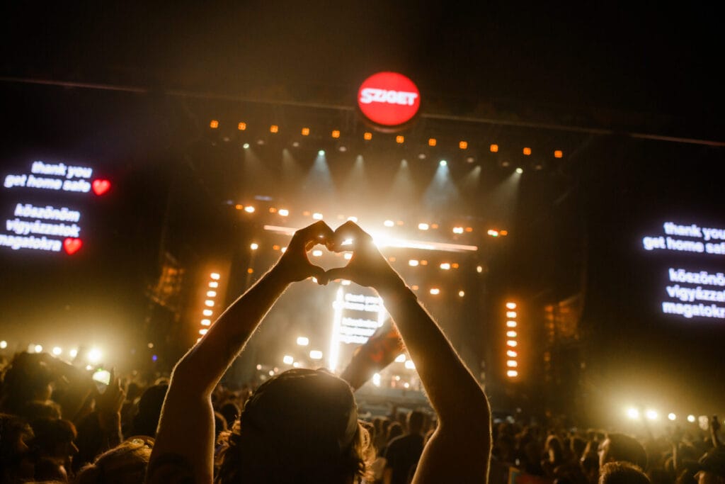 Sziget heart shape at stage