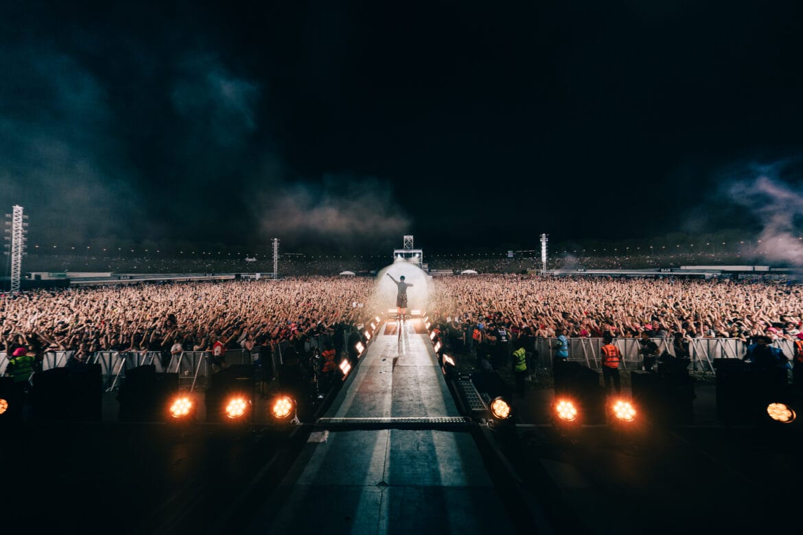 Bludfest Yungblud on stage with crowd