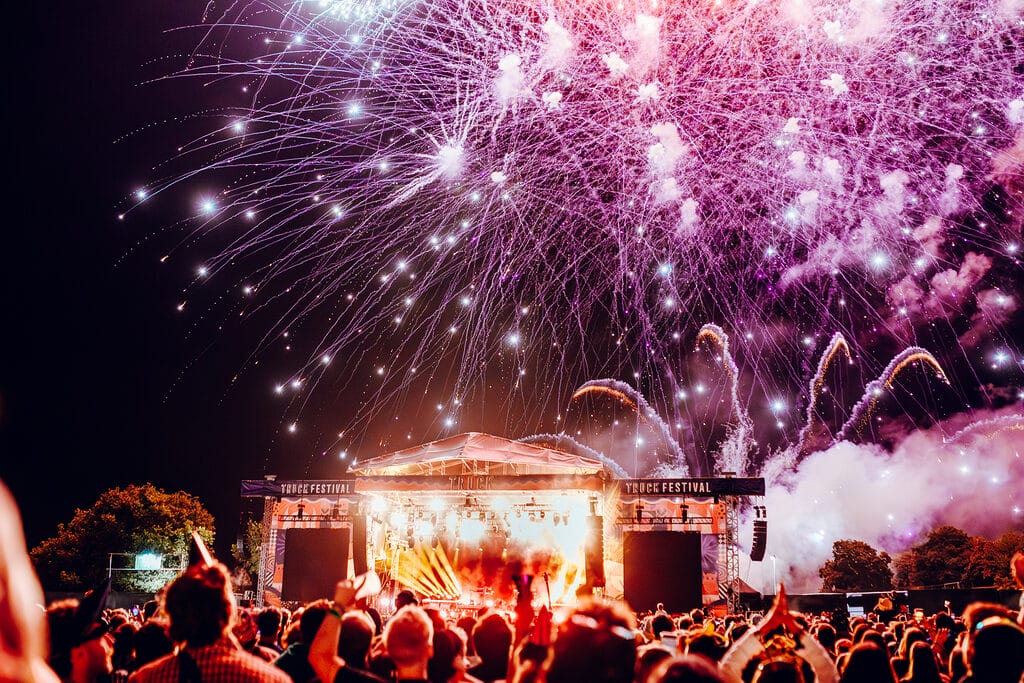 Copy of IZZYCHALLONER TRUCK SUNDAY FIREWORKS 3 2 Fireworks over main stage and crowd at Truck Festival