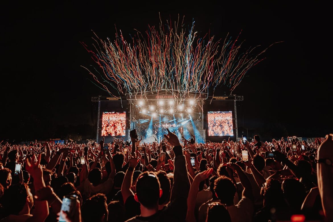 Field Day main stage streamers over crowd