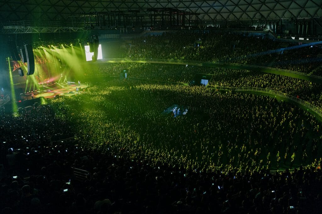 MEGADETH BEHIND THE MASK IMAGE 5 Cred. Ryan Chang Megadeth playing huge arena show, crowd shot